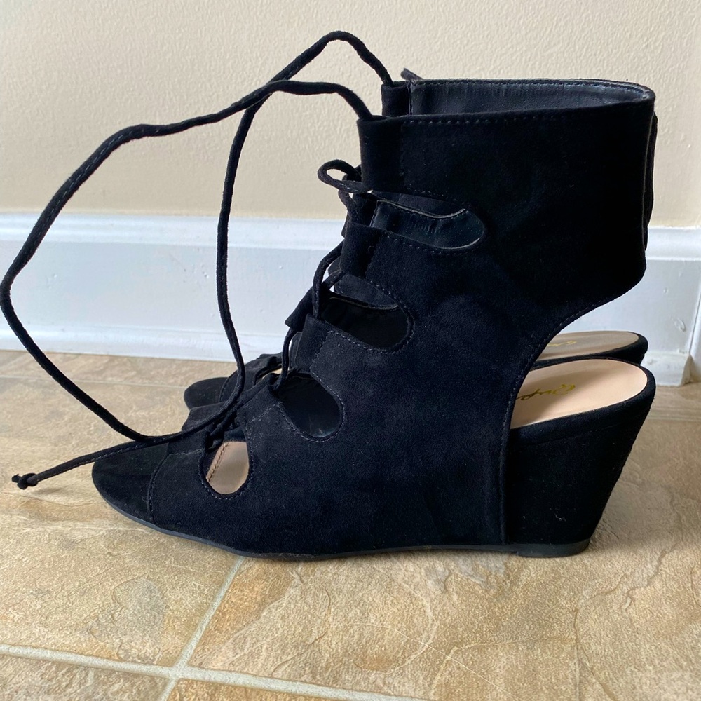 Qupid Size 6 lace up black suede wedges